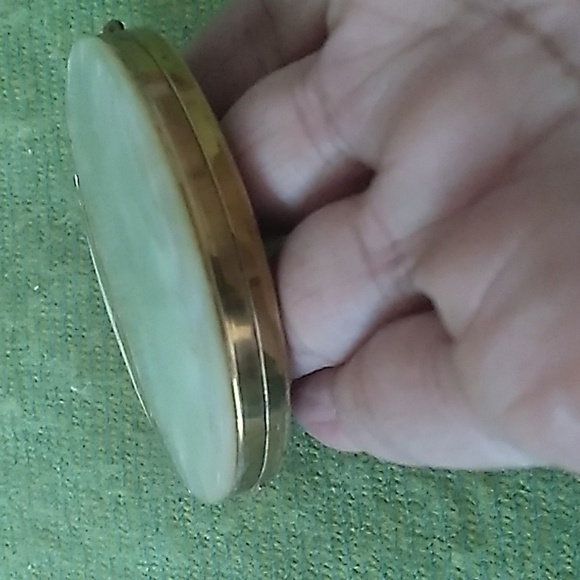 Vintage Round Marhill Fifth Ave Compact Mother of Pearl with Hand Engraved Trim - Picture 5 of 10